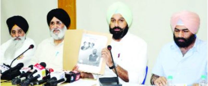 ਪੱਤਰਕਾਰਾਂ ਨਾਲ ਗੱਲਬਾਤ ਕਰਦੇ ਹੋਏ ਬਿਕਰਮ ਸਿੰਘ ਮਜੀਠੀਆ, ਦਲਜੀਤ ਸਿੰਘ ਚੀਮਾ ਅਤੇ ਹੋਰ ਅਕਾਲੀ ਆਗੂ।  