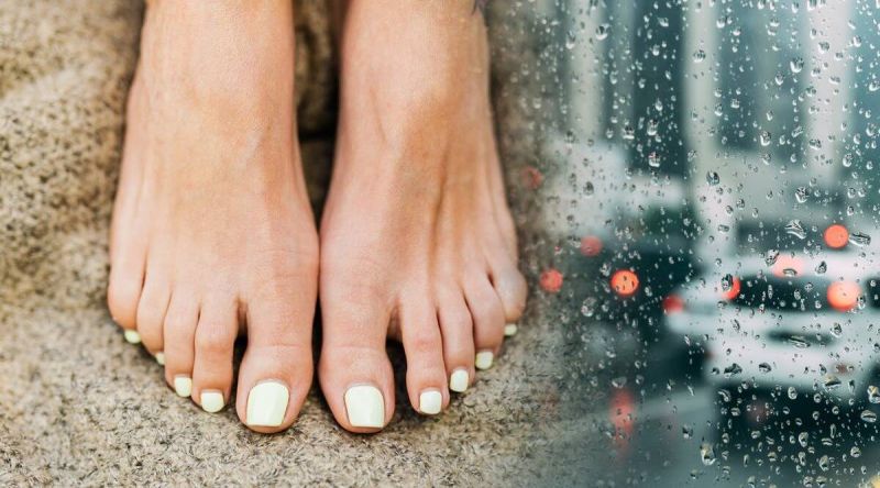 This is how women take care of their feet in the rainy season