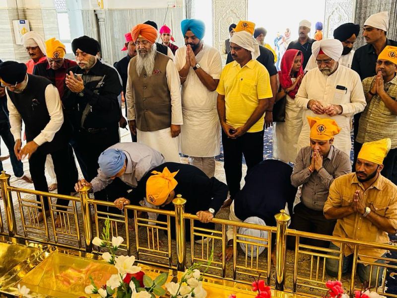 Union Minister Nitin Gadkari visits Gurudwara Rakab Ganj Sahib