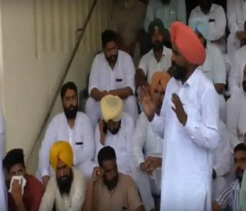 12 village panchayats protest front of SSP office