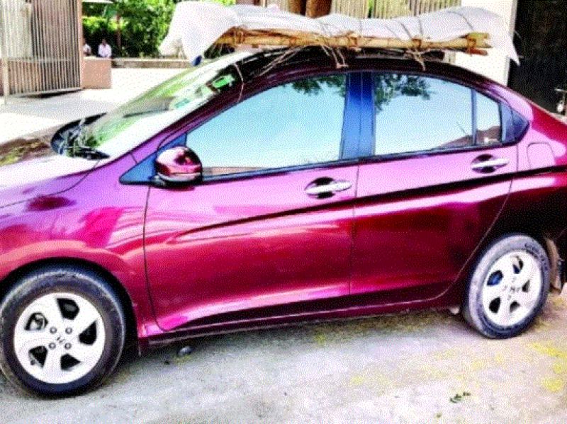 Son arrives at crematorium carrying father's body on car roof