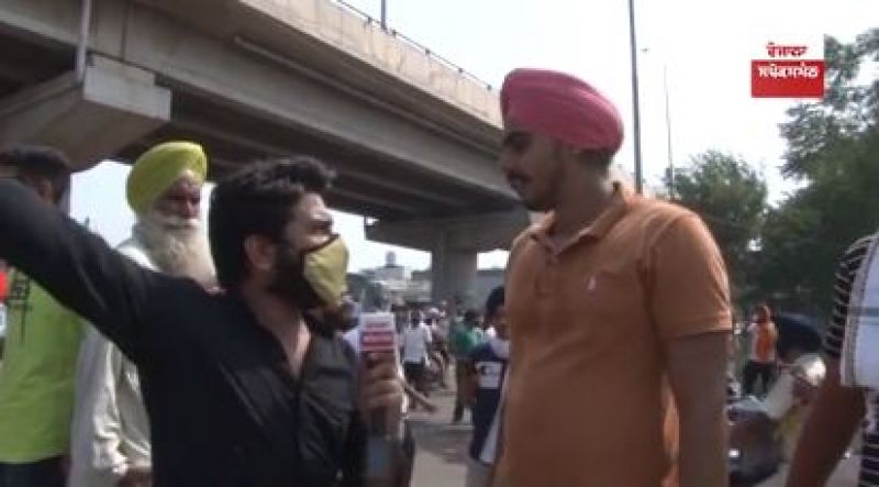 Punjab youth crazy for singers during protest 