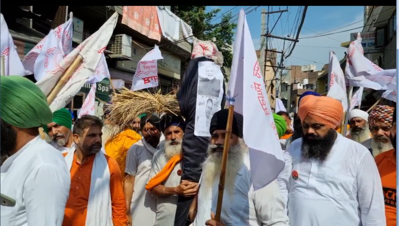 Farmers Protest Ouside Tarun Chugh house