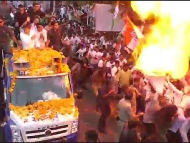 Balloons explode during Rahul Gandhi’s road show