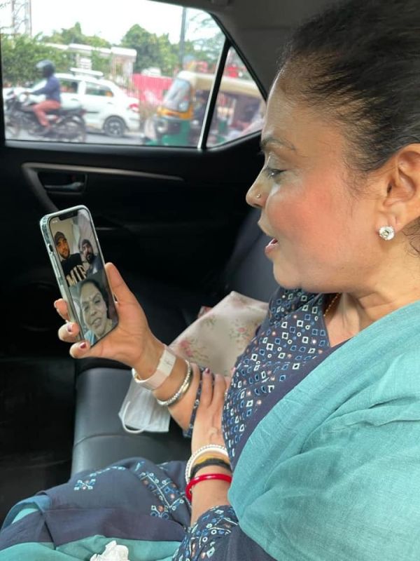  (Singer Karan Aujla talks to Manisha Gulati via video call) 