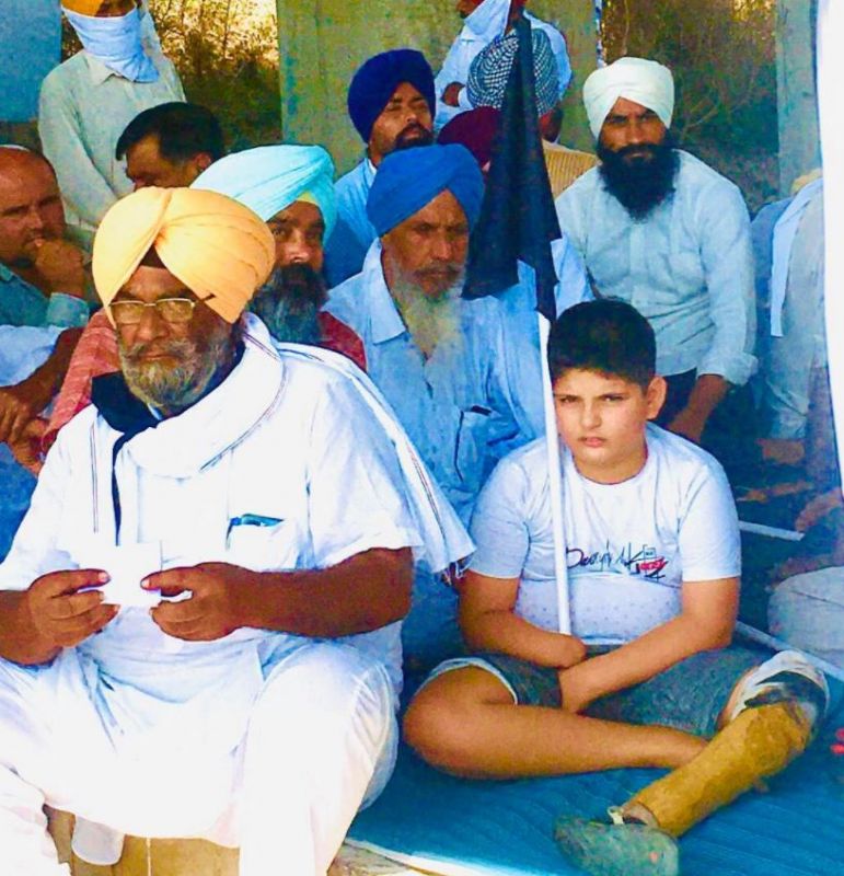 Despite being disabled, child is holding dharnas with farmers