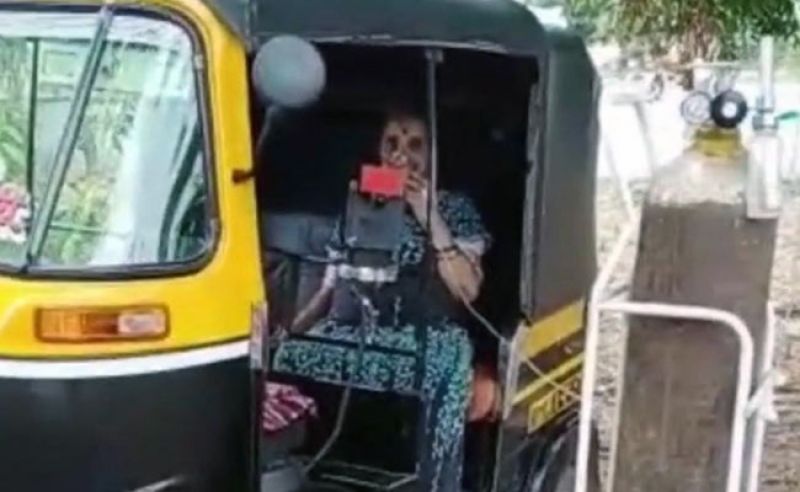 Old Women Get oxygen in Auto