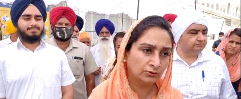 Badal family arrives at Sachkhand Sri Harmandir Sahib to pay obeisance