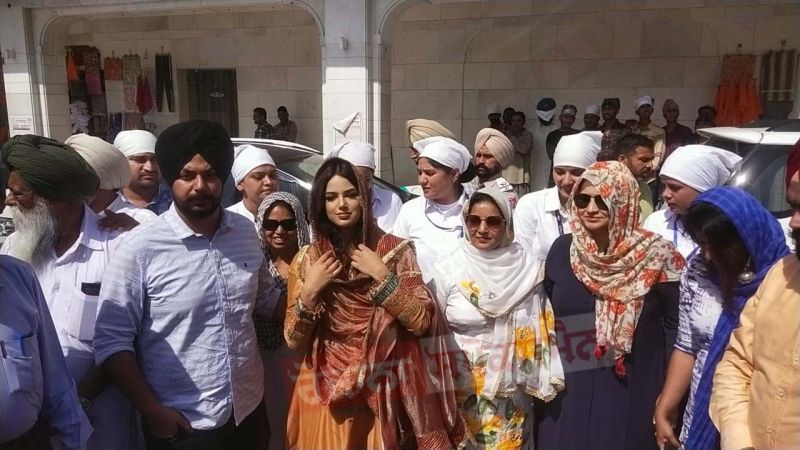 Harnaaz Kaur Sandhu at Darbar Sahib