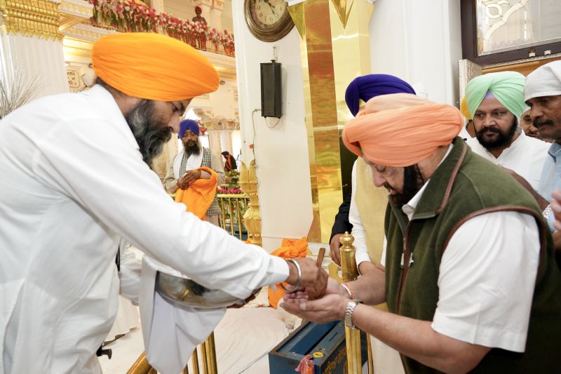  Punjab Chief Minister Captain Amarinder Singh taking deg (karah Prasad) at Gurdwara Sri Ber Sahib in Sultanpur Lodhi