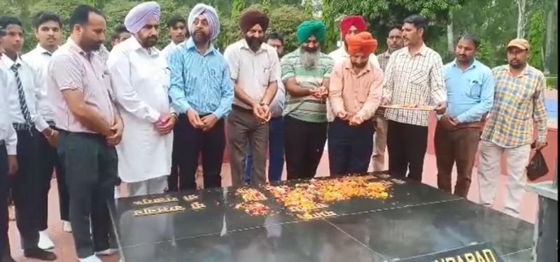 People tribute on Martyr's birth anniversary