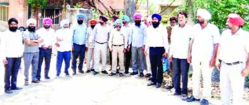 The power workers hoisted the flag of the organization