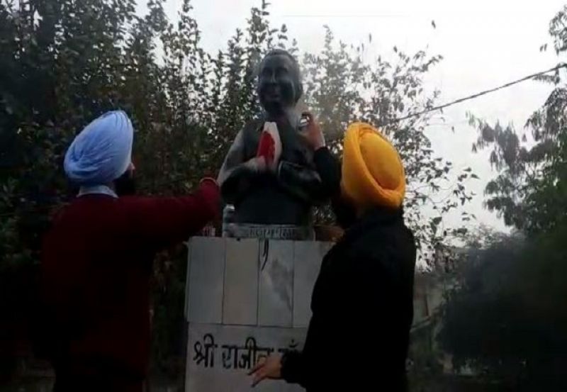 ਰਾਜੀਵ ਗਾਂਧੀ ਦੇ ਬੁੱਤ ਕਰਿਆ ਕਾਲਾ