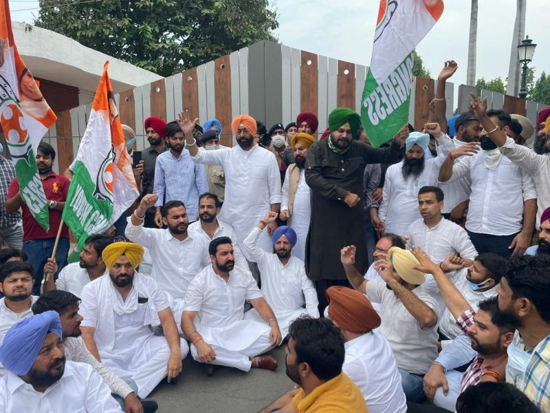 Navjot Sidhu and MLAs stage a dharna outside the Governor House
