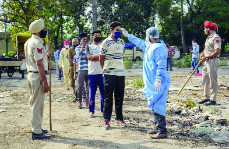 ਜਲੰਧਰ 'ਚ ਇਕ ਡਾਕਟਰ ਦੁਕਾਨਦਾਰਾਂ ਦੀ ਜਾਂਚ ਕਰਦਾ ਹੋਇਆ। 