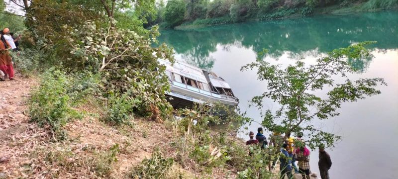 Major accident: A bus full of passengers fell into a canal in Dinanagar