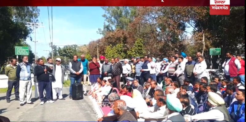 Protest of Congress workers outside BBMB office in Nangal