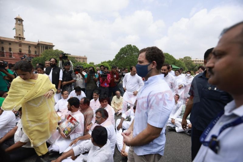 Rahul Gandhi and Others detained at protest over Sonia Gandhi's ED questioning