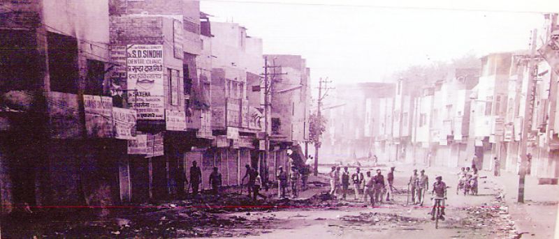 ਬੰਦ ਪਏ ਬਾਜ਼ਾਰ ਵਿਚ ਫਿਰ ਰਹੇ ਪੁਲਿਸ ਵਾਲੇ।