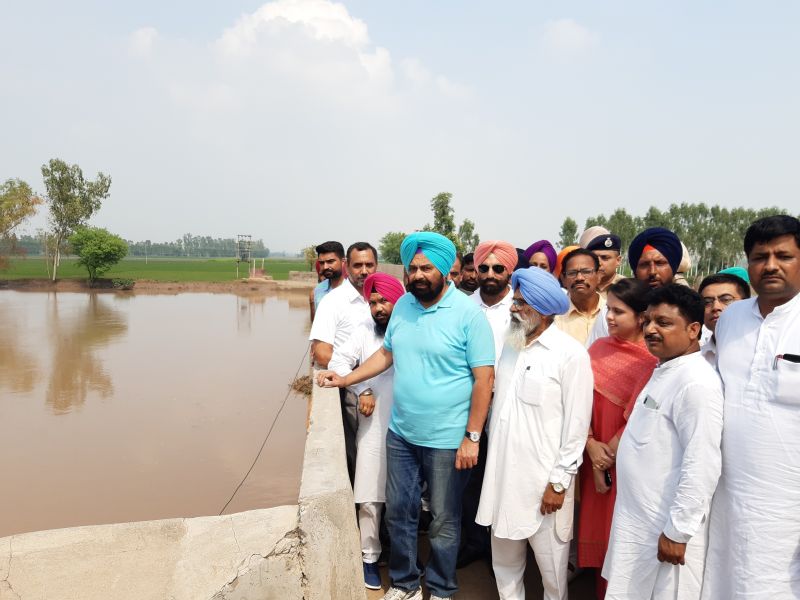 Sukhbinder Singh Sarkaria inspecting river Ghaggar during his visit to village Phulad in Sangrur district