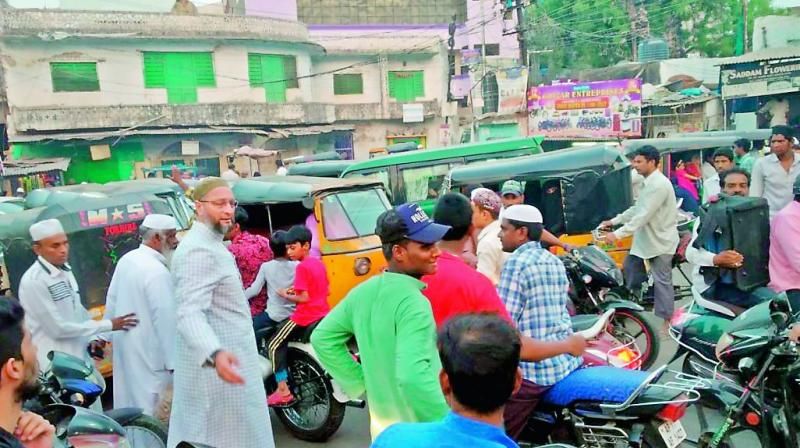 AIMIM President Asaduddin Owaisi Clearing Traffic at Hyderabad