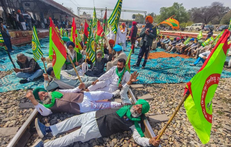 Farmers' stage four-hour ‘rail roko’ protest