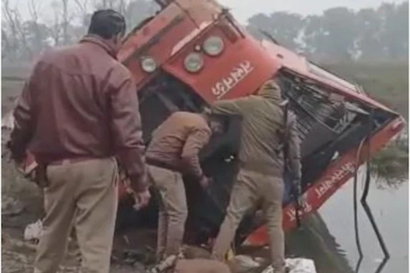 Barabanki roadways bus accident : two passengers died 18 injured 