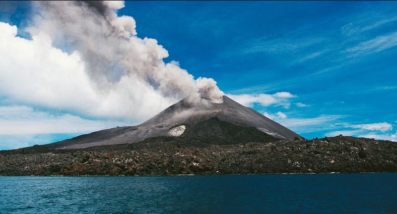 volcanic eruption triggers tsunami