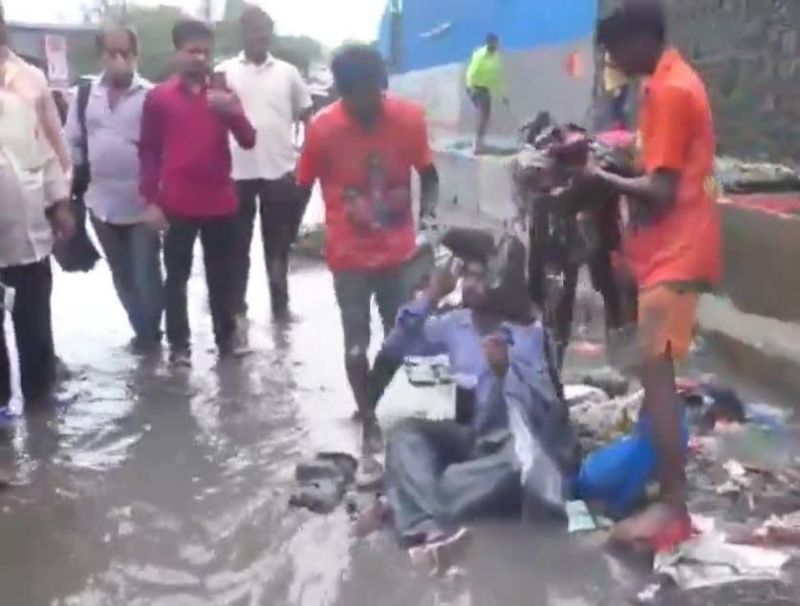 Shameful act of Shiv Sena MLA, garbage and sewer water thrown at the contractor