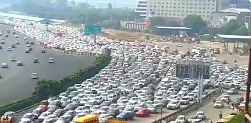 (Heavy traffic jam on Delhi-Gurgaon road due to India shutdown)