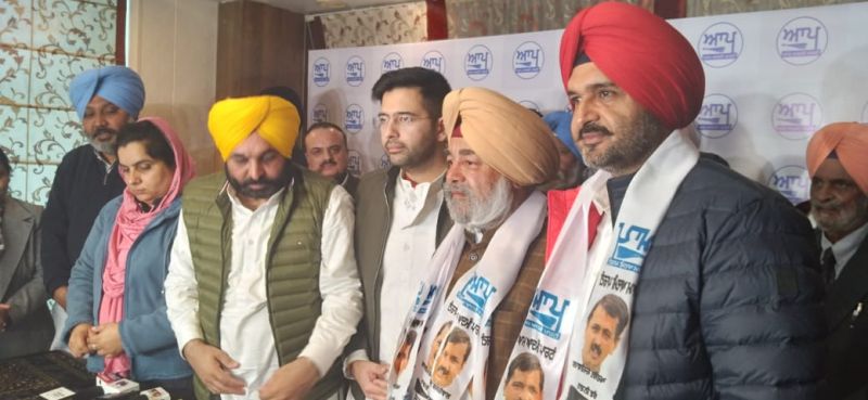 Sr. Congress leader Lalli Majithia joins AAP, will contest from Majitha