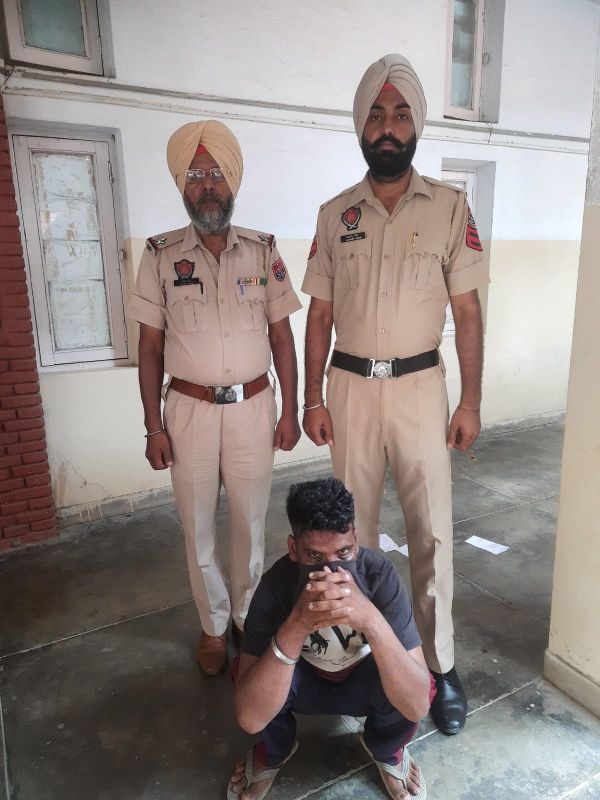 6 arrests including over 8 lakh drug money and narcotics