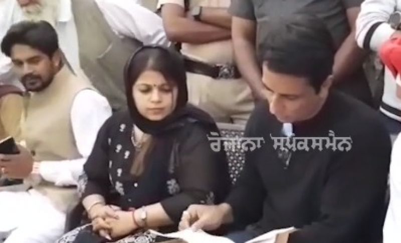  Sonu Sood with her sister visited various villages in Moga 