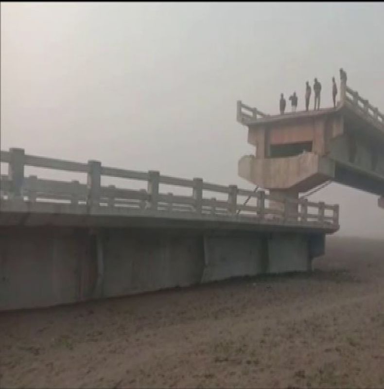 A bridge on the river Ramganga in UP suddenly collapsed