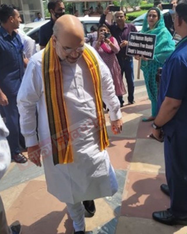 Sukhbir Badal and Harsimrat Badal protest for release of bandi Singhs