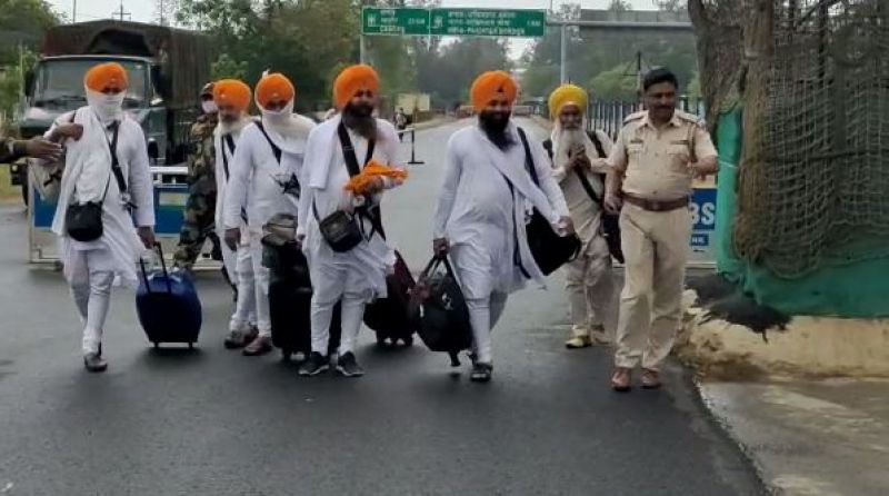 Sikh pilgrims return from pakistan 