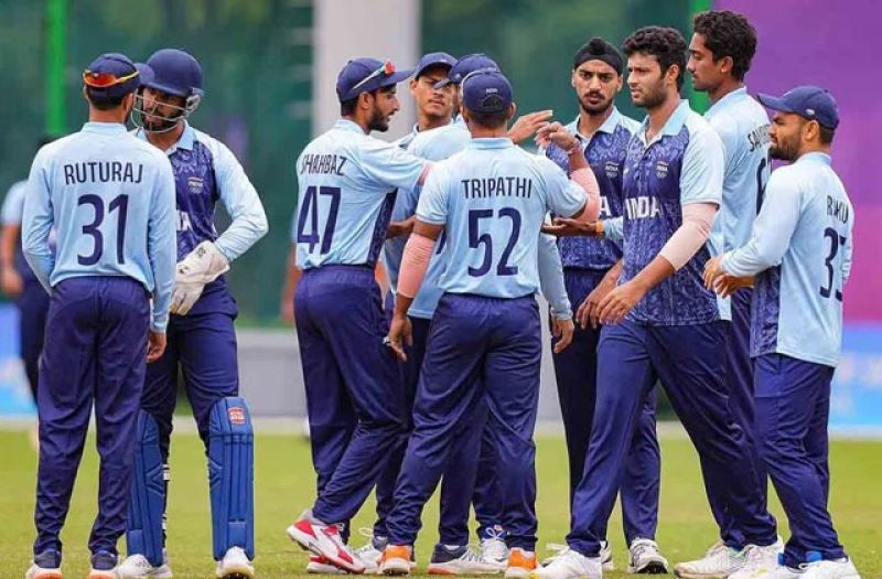 Indian men's cricket team roars into final