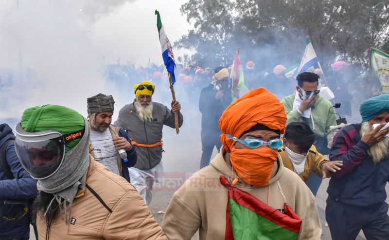 Farmers' Protest: Tear gas shells fired at farmers try to move towards Shambhu border barricades