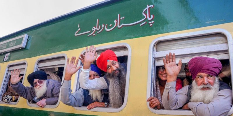 Sikh pilgrims reach Pakistan