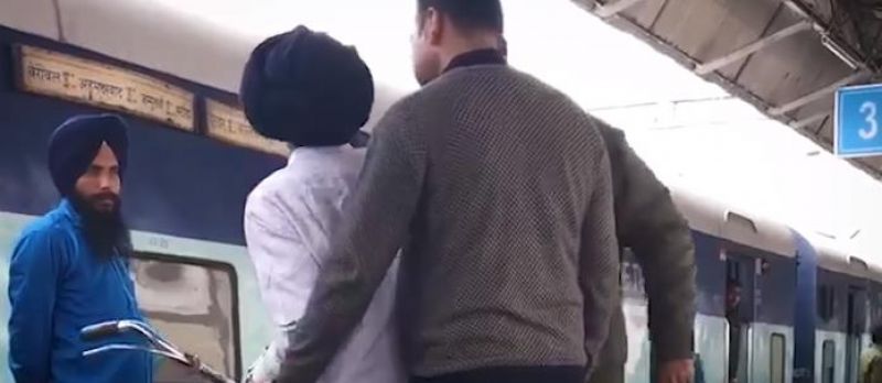 Punjab Police thrashing elderly rickshaw-puller, Video viral