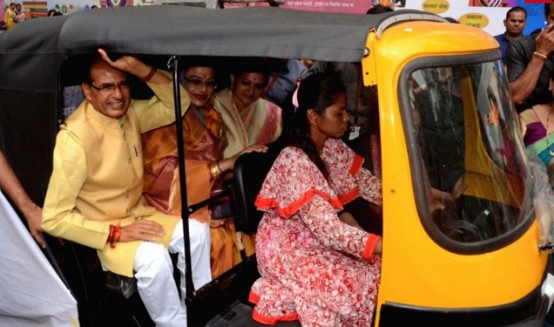 Talat Jahan auto driver with CM Shivraj