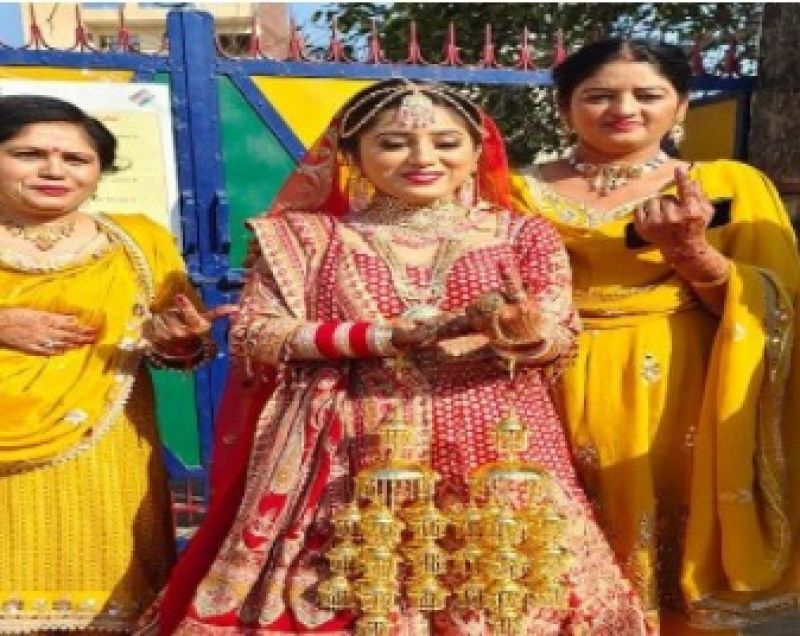 The bride arrives at the polling booth before taking the lava