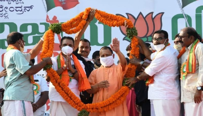  Yogi Adityanath at BJP's Vijaya Yatra in Kasaragod.