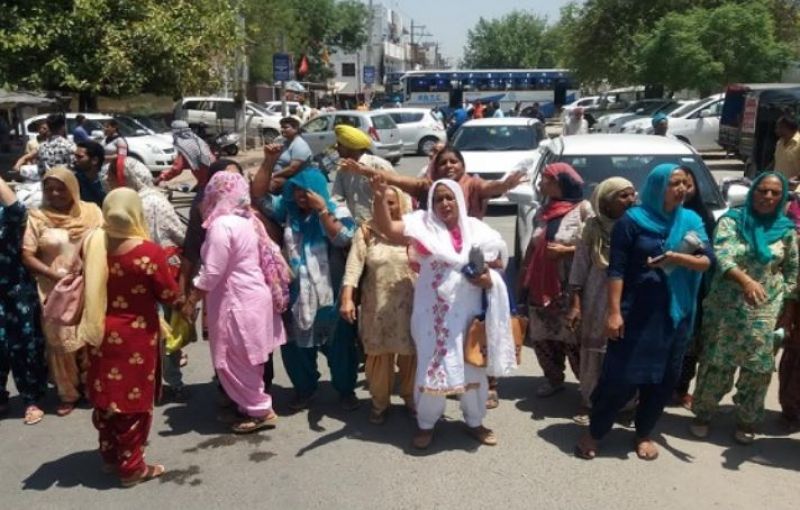 Anganwadi workers surround Sangrur bus stand
