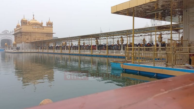 Sangat paying obeisance at Sri Harmandir Sahib 