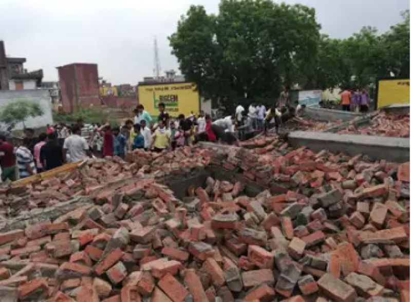 Building collapses in Ghaziabad