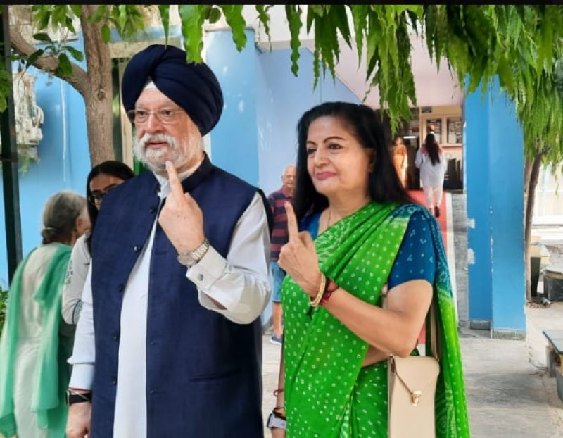 Hardeep Puri and his wife casts vote