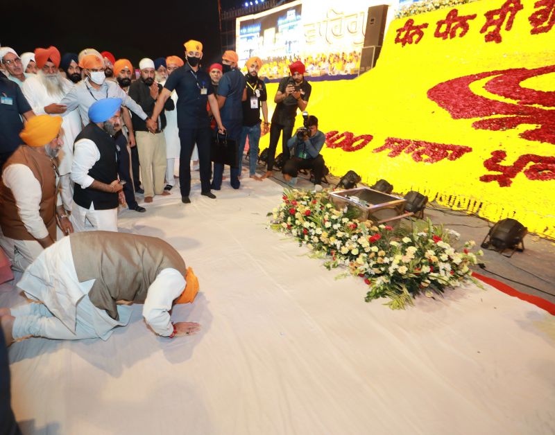 Amit Shah pays tribute to Guru Tegh Bahadur ji