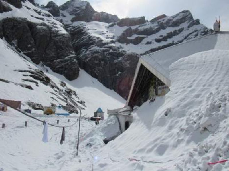 Gurdwara Hemkund Sahib covered with 20 feet of snow