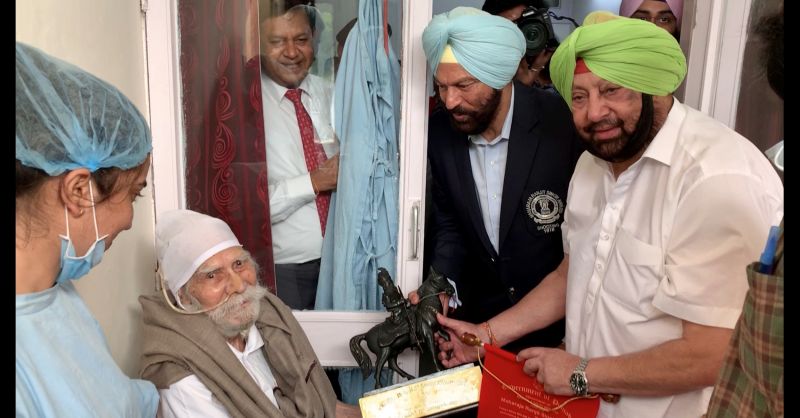 Captain Amarinder Singh visited hockey legend  Balbir Singh Dosanjh at PGI Chandigarh